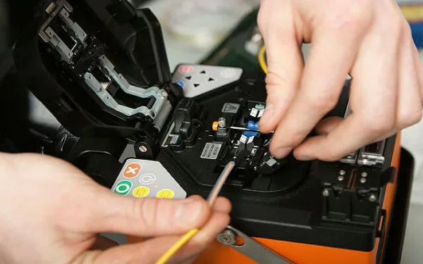 Fibre splicing and testing